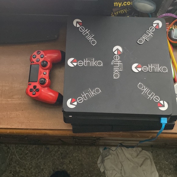 I’m selling a PlayStation pro with 1 controller - Picture 2 of 2